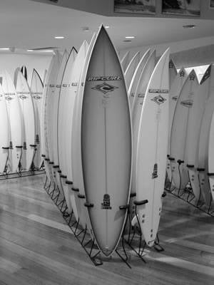 A retail display of many surfboard standing in the G-Force five board freestanding surfboard rack GF3